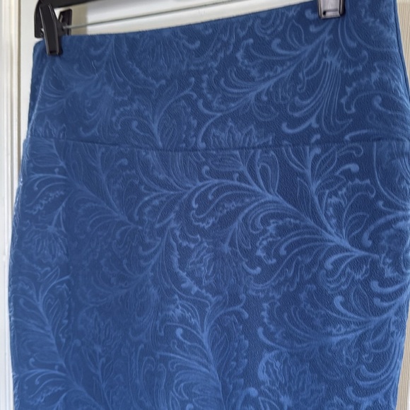 LuLaRoe Blue Flower Embossed Pencil Skirt Versatile Day 2 Night Comfy Size M - Picture 2 of 5
